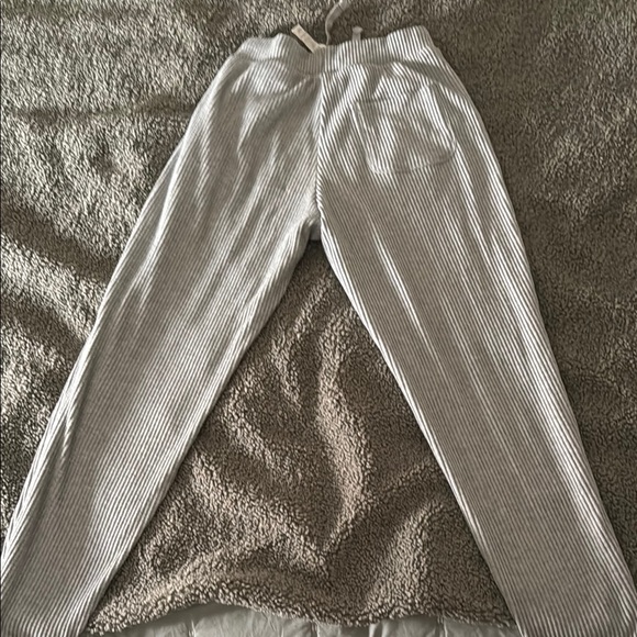 Alo Muse Jogger Pant in gray, size small - Picture 4 of 4